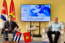 古巴生物技术和医药产业集团(BioCubaFarma)副主席圣地亚哥·杜埃尼亚斯·卡雷拉博士与古巴驻越南大使罗赫利奥·波兰科·富恩特斯（右）。图片来源：越通社