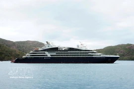 隶属法国庞洛邮轮公司（Compagnie du Ponant）的高端邮轮“雅克卡地亚”号(Le Jacques Cartier)靠泊滨潭（Bến Đầm）港。图片来源：越通社