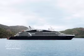 隶属法国庞洛邮轮公司（Compagnie du Ponant）的高端邮轮“雅克卡地亚”号(Le Jacques Cartier)靠泊滨潭（Bến Đầm）港。图片来源：越通社