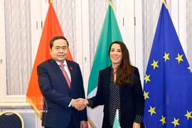 越南国会主席陈青敏与意大利参议院副议长莉西亚·罗祖利。 ​图片来源：越通社