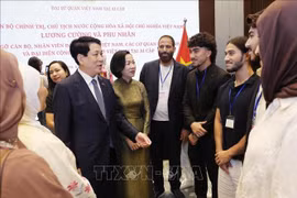 越南国家主席梁强与夫人会见旅埃越南人社群代表。图自越通社