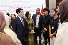 越南国家主席梁强与夫人会见旅埃越南人社群代表。图自越通社