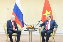 苏林总书记会见俄“公正俄罗斯-爱国者-为了真理”党主席米罗诺夫。图自越通社