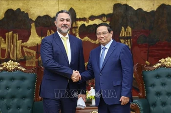 越南政府总理范明政与阿曼投资局（OIA）副主席纳赛尔·本·苏里曼·阿尔·哈蒂。图自越通社