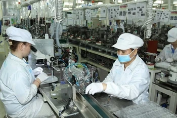 位于胡志明市高科技园区的日本电产三协（越南）公司电子元件生产线。图自越通社