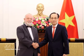 越南外交部长黎怀忠会见捷克驻越大使海尼克·科莫尼切克。图自越通社