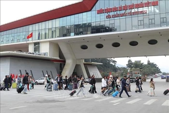 2026年元旦期间谅山省友谊口岸客流量较平日显著上升。图自越通社