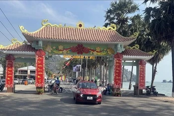 坚江省坚良县前往父子石旅游区的道路。图自越通社