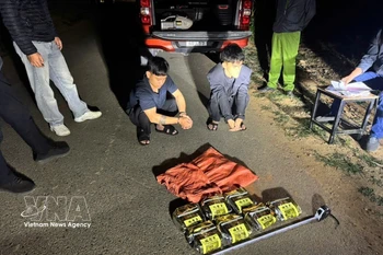 3月23日20时45分，警方抓获两名居住在广治省松门乡的嫌疑人，包括：胡玉煌（生于2003年）和杨红玉（生于2003年）。图自越通社