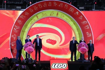 丹麦乐高集团生产厂落成典礼。图自越通社