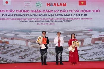 芹苴市人民委员会主席张景宣向越南Aoeon公司领导颁发投资许可证。图自越通社
