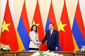越南国会主席陈青敏与亚美尼亚-越南友好议员小组主席哈斯米克·哈科比扬。图自越通社