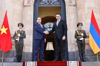 亚美尼亚议会议长阿伦·西蒙扬在国会大厦欢迎越南国会主席陈青敏来访。图自越通社