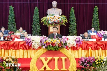 老挝人民革命党中央总书记通伦·西苏里在老挝人民革命党第十二次全国代表大会上致开幕词。图自越通社