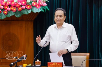越共中央政治局委员、越南国会主席、中央政治局和中央书记处第11号检查监督团团长陈青敏在会议上发表讲话。图自越通社