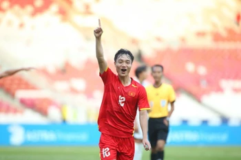 春北近距离头球破门，将比分反超为2比1。图自越通社