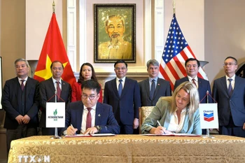 越南平山炼油石化公司代表与雪佛龙（Chevron ）能源集团代表签署谅解备忘录。图自越通社