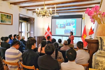 阮黎青大使于上周末在位于丹麦首都哥本哈根的越南大使馆驻地会见了旅丹越南人社群代表。图自越通社