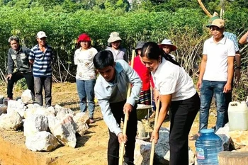 广平省少数民族“大团结”屋动工仪式。图自越通社