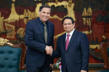 越南政府总理范明政与斯柯达首席执行官Klaus Zellmer。图自越通社