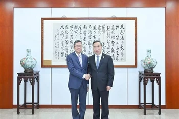 越南驻中国大使范青平与中国国际贸易促进委员会（CCPIT）会长任鸿斌。图自越通社