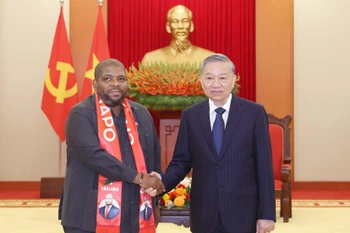 越共中央总书记苏林与莫桑比克解放阵线党（FRELIMO）总书记查基尔·阿布巴卡尔。图自越通社