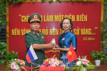 接收来自俄罗斯圣彼得堡市皮斯卡廖夫纪念公墓的圣土罐。图自越通社