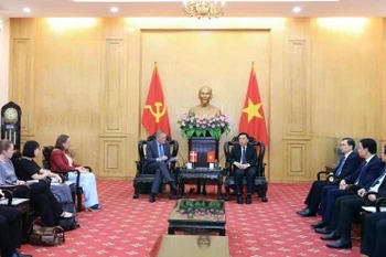 越共中央政治局委员、胡志明国家政治学院院长、中央理论委员会主席阮春胜会见丹麦驻越南大使尼古拉·普里茨。图自越通社