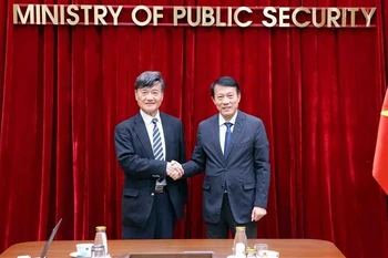 越共中央政治局、公安部长梁三光（右）大将与日本公共卫生安全协会副会长常田照男。图自越通社