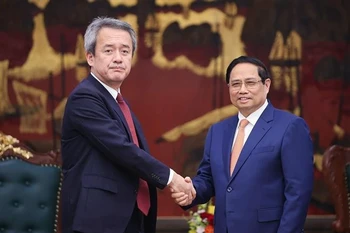 范明政（右）会见日本丸红株式会社社长大本正行。图自越通社