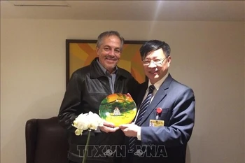 越南共产党代表团2026年访问厄瓜多尔期间，原中央对外部副部长阮俊峰向厄瓜多尔公民革命党中央委员胡安·梅里盖·马丁内斯赠送礼物。图自越通社