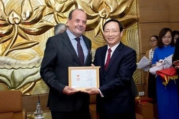 劳迪奥·德·内格里在担任智利驻越南特命全权大使期间，获得越南友好组织联合会领导人授予“致力于各民族和平友谊”纪念章。图自越通社