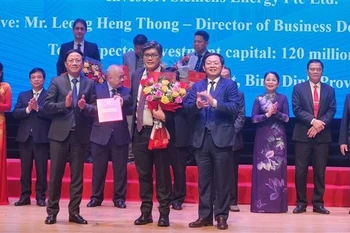 向投资者颁发投资证书。图自越通社