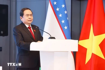 越南国会主席陈青敏出席越乌企业座谈会。图自越通社