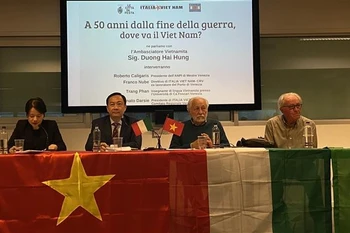 越南驻意大利大使杨海兴出席在梅斯特雷市举行的一场研讨会。图自越通社