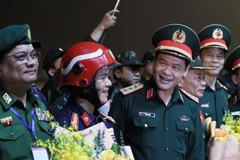 越共中央委员、国防部副部长武海产上将在机场迎接越南救援队。图自越通社