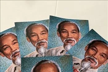 《胡志明传记》希腊语版。图自越通社