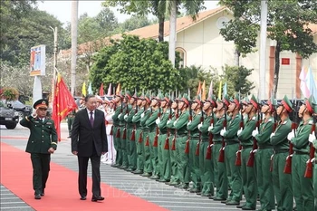 苏林总书记来到平阳省军事指挥部视察并指导工作。图自越通社