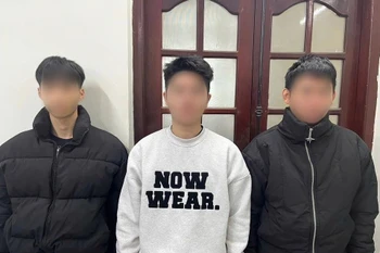 在宣光省公安调查警察机关的三名犯罪嫌疑人。图自越通社