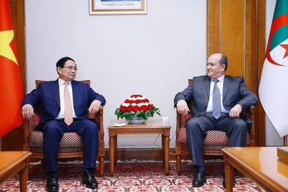 政府总理范明政与阿尔及利亚总理赛菲·喀里布举行会谈