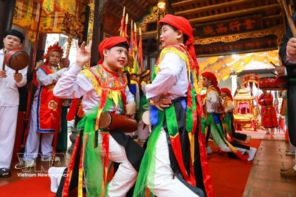 正月到朝曲村看“男扮女装”跳古舞