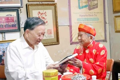 苏林总书记走访慰问研究家阮廷思并致以新春祝福 