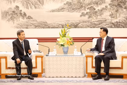 越共中央内政部长黎明智访问中国重庆市