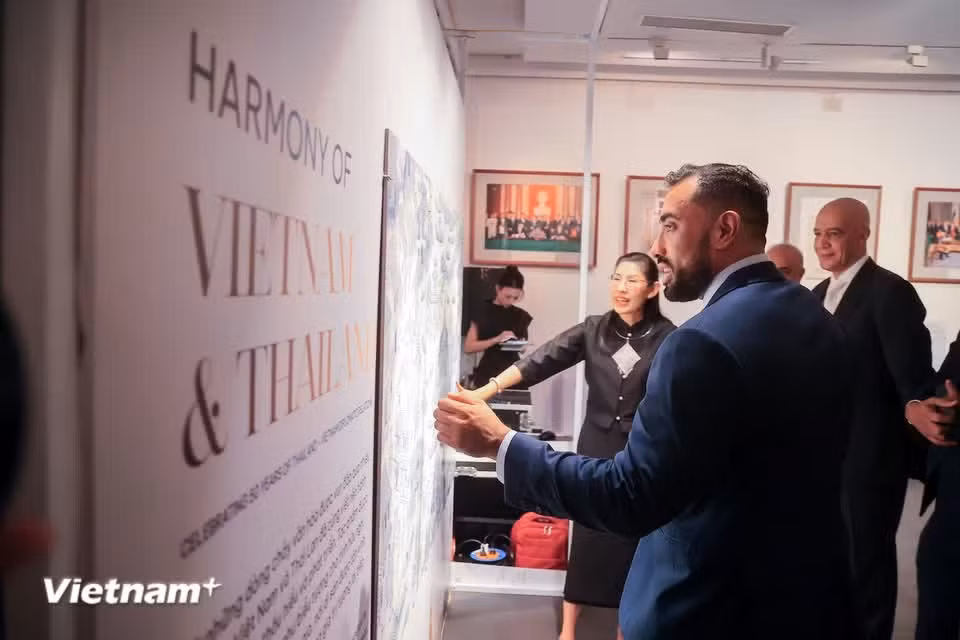 6. 展览展出了自泰国驻越南大使馆、越南—泰国友好协会、越南内务部国家档案与文书局和越南通讯社精心选取的历史资料照片及当代照片，生动反映了两国从建交到合作发展的历史进程。图自Vietnam+