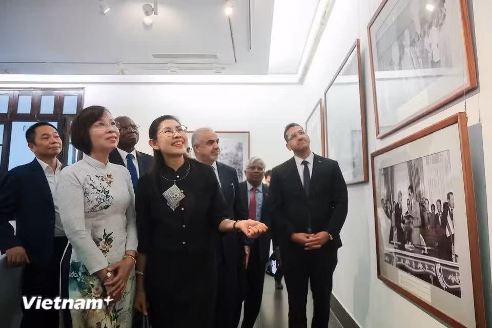 每一幅照片不仅展现了两国外交关系取得的突出成就，也生动诠释了两国人民之间深厚而持久的友谊。图自Vietnam+