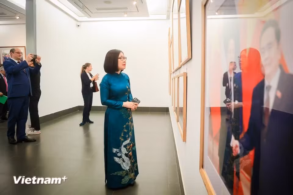 “外交视角：越泰关系50周年”图片展不仅是对过去发展历程的回顾，也为共同思考越泰两国携手同行50年历程提供了契机，并激励双方迈向更加紧密、充满活力和不断发展的合作未来。图自Vietnam+