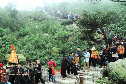 游客涌向北宁省西安子信仰生态旅游区。图自越通社