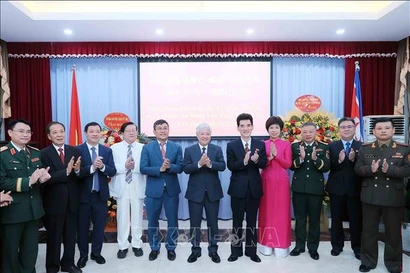越南祖国阵线中央委员会主席杜文战同与会代表合影。图自越通社