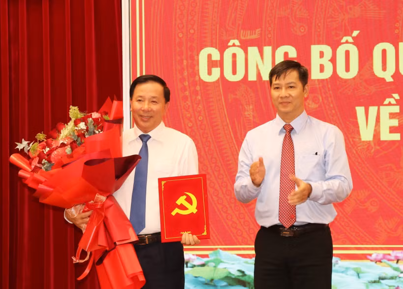 越共中央委员、中央组织部副部长阮成心向阮文幼同志颁授了越共中央书记处的决定。图自越通社