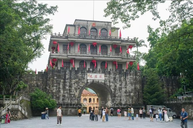 友谊关城楼是吸引大量中国和越南游客的目的地。图自越通社